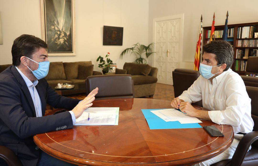 El alcalde, Luis Barcala, (i) en la reunión de hoy con el presidente de la Diputación, Carlos Mazón.