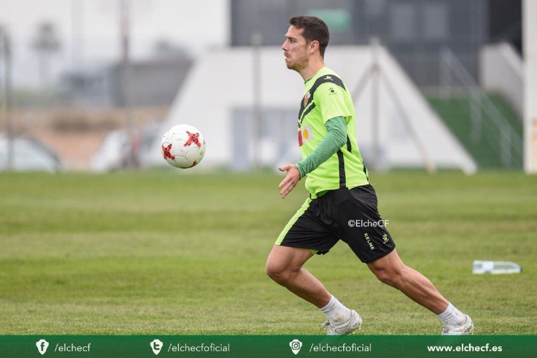 Manuel Sánchez en un entrenamiento con el Elche