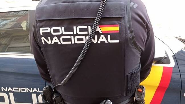 Un agente de Policía Nacional