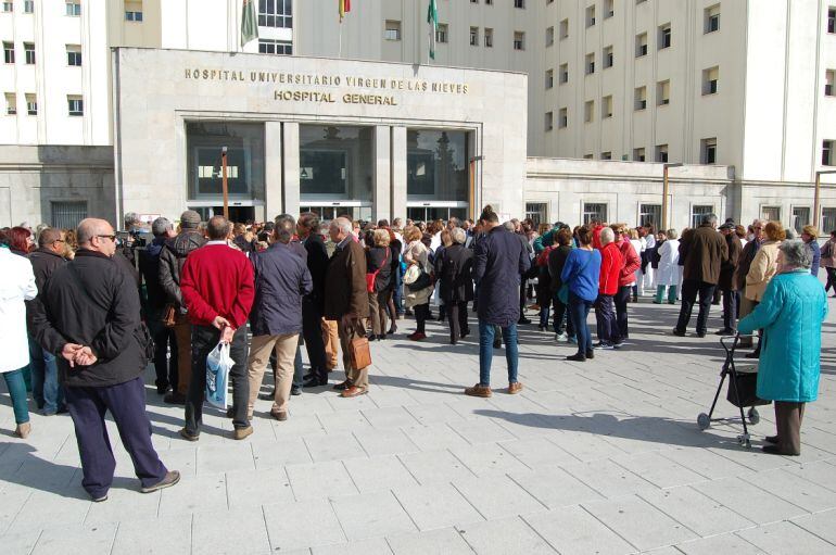 Concentración contra la fusión hospitalaria de Granada ante el Virgen de las Nieves