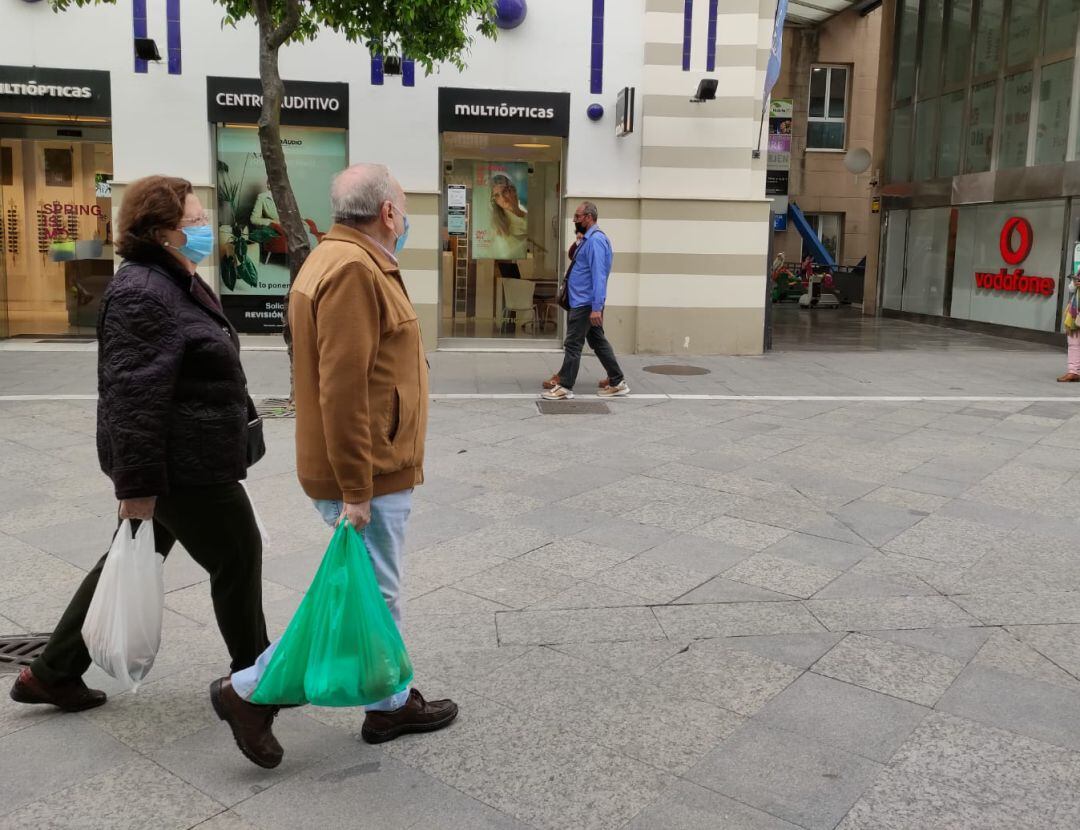 Dos personas paseando por el centro de Jerez