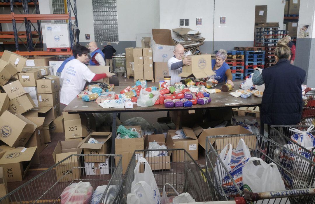 Voluntarios trabajan en la sede del Banco de Alimentos