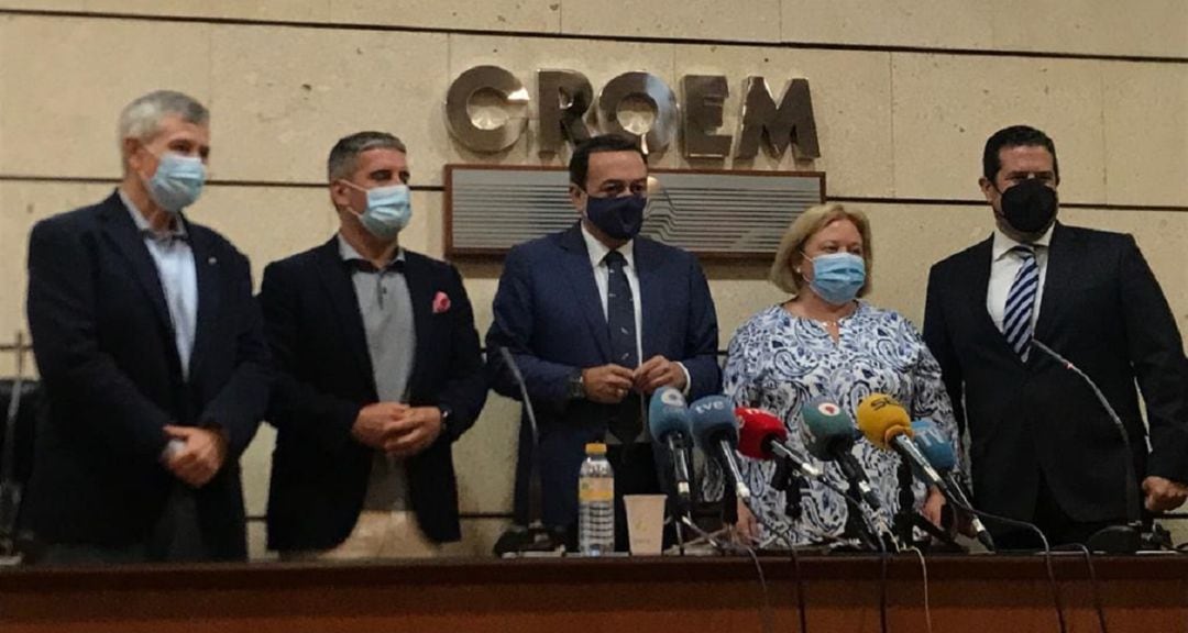 José María Albarracín en el centro, junto a cuatro vicepresidentes de CROEM