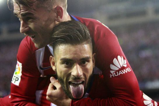 Yannick Carrasco celebra con Griezmann su gol al Valencia