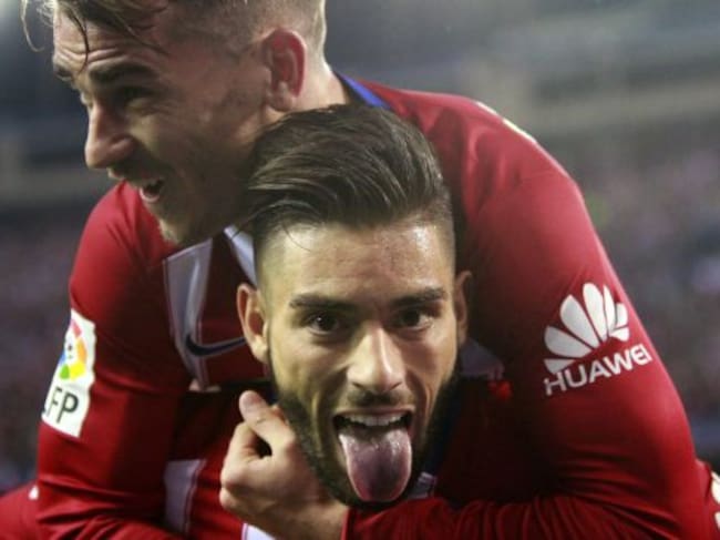 Yannick Carrasco celebra con Griezmann su gol al Valencia