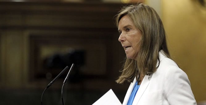 La ministra de Sanidad, Servicios Sociales e Igualdad, Ana Mato, durante su intervención en la sesión de control al Gobierno que se celebra en el Congreso de los Diputados.