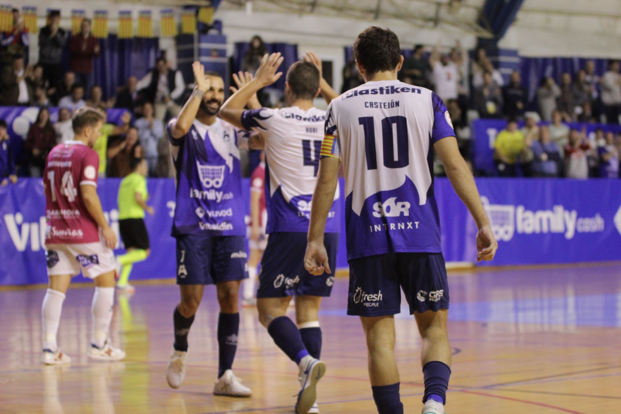 La plantilla alcireña celebra un gol durante la pasada eliminatoria de Copa del Rey