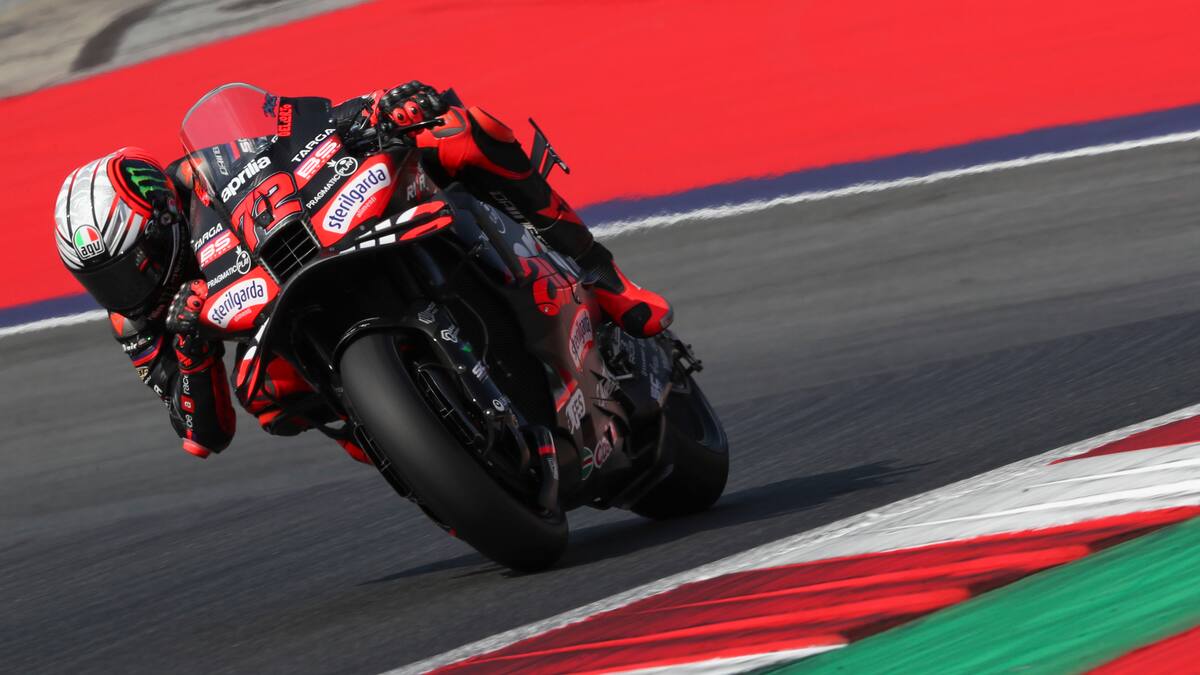 Una caída de Marc Márquez deja vía libre en Austria a la sorpresiva primera 'pole' de Bezzecchi en Moto GP