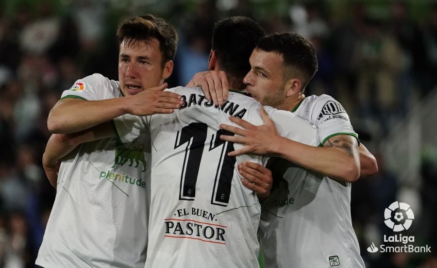 Saúl, Baturina y Vicente festejan uno de los goles