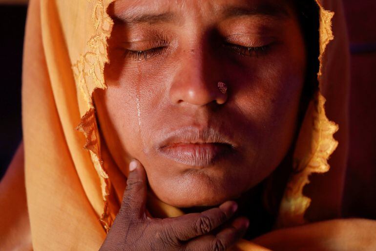 Rashida llora mientras sujeta a su hijo en el campo para viudas y huérfanos cerca de Cox&#039;s Bazar.