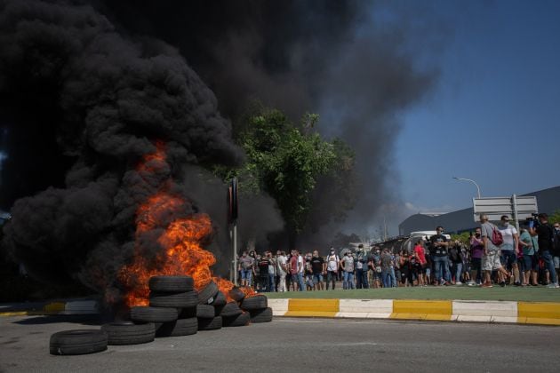 FOTOGALERÍA | Trabajadores de Nissan incendian neumáticos en la planta de Zona Franca de Barcelona tras conocer el cierre de la planta.