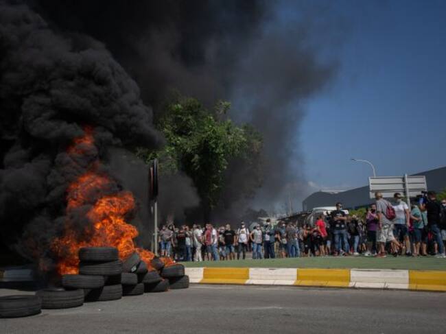 FOTOGALERÍA | Trabajadores de Nissan incendian neumáticos en la planta de Zona Franca de Barcelona tras conocer el cierre de la planta.