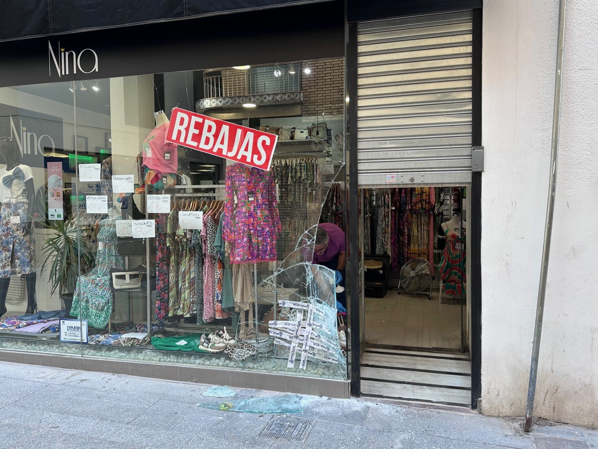 Comercio al que el presunto ladrón ha intentado acceder en la madrugada de este viernes en Jaén.