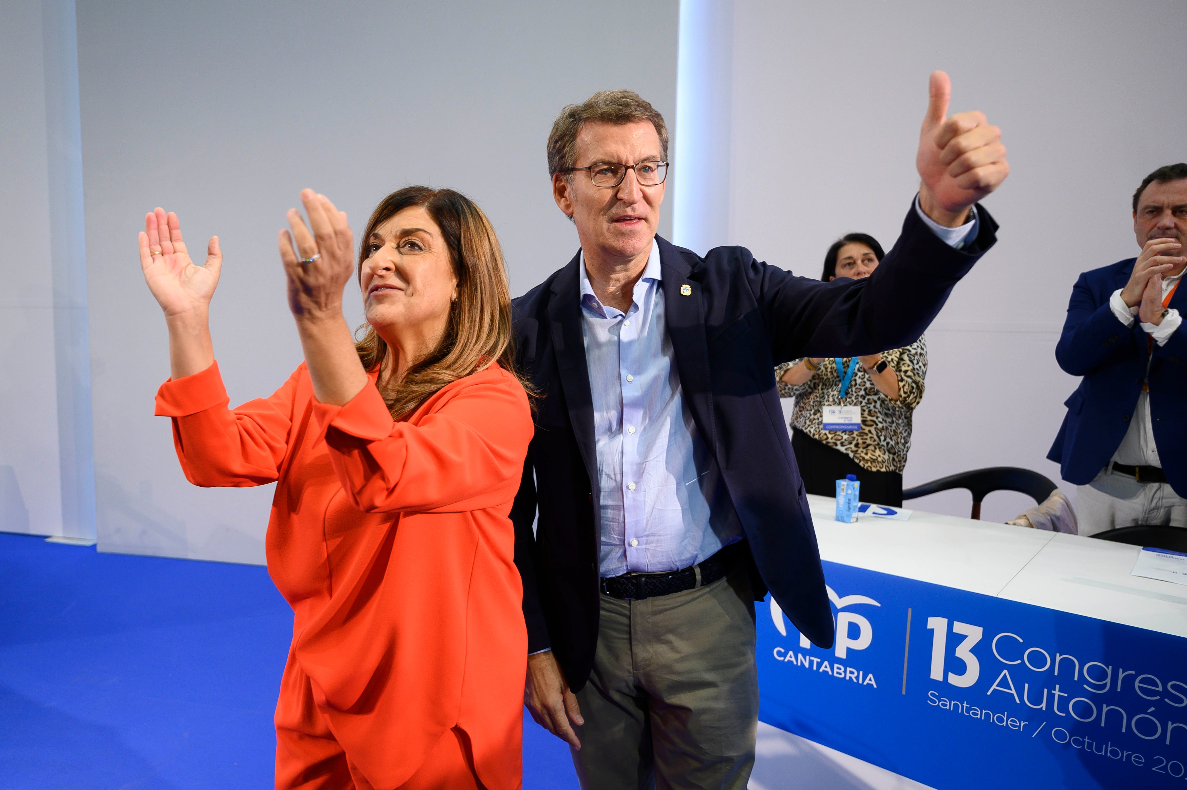 SANTANDER, 07/10/2022.- El presidente del Partido Popular, Alberto Núñez Feijóo y la presidenta de los populares cántabros, María José Sáenz, durante la clausura del Congreso Regional del PP de Cantabria, este viernes, en el Paraninfo de la Universidad de Cantabria en Santander. EFE/Pedro Puente Hoyos | Imagen de archivo