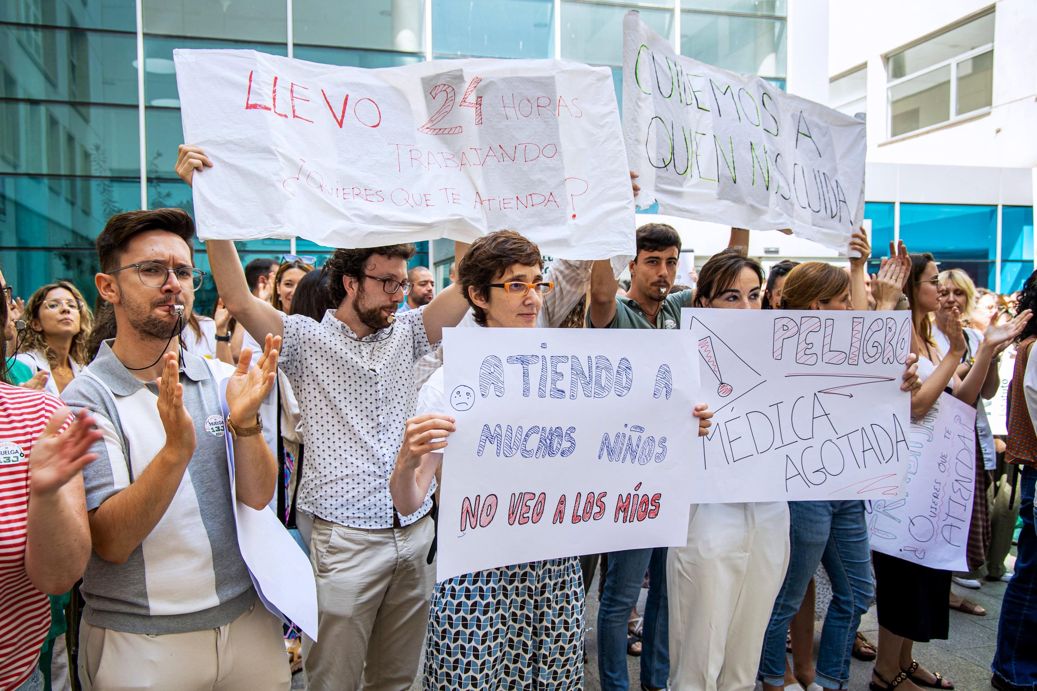 LOGROÑO, 13/06/2025.- El Sindicato Médico de La Rioja se ha concentrado este viernes a las puertas del Hopital San Pedro de Logroño, para protestar por el borrador del estatuto marco que regula sus condiciones laborales y exigir al Ministerio de Sanidad un convenio propio que reconozca su singularidad y acabe con su precariedad. Raquel Manzanares
