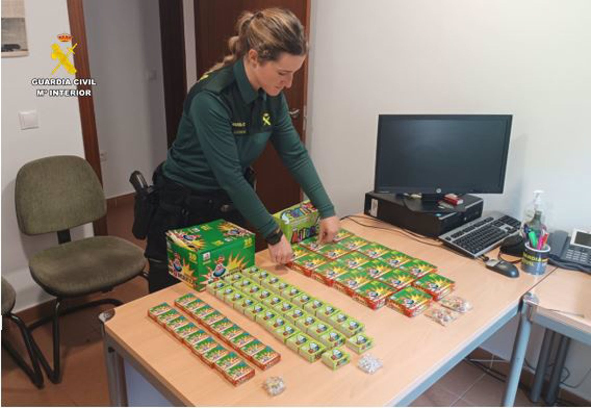 23/05/2024 Imagen de los productos pirotécnicos prohibidos que se iban a poner a la venta en Aldeamayor (Valladolid).

La Guardia Civil ha procedido a la incautación de más de 3.350 productos pirotécnicos prohibidos que se iban a poner a la venta en la localidad vallisoletana de Aldeamayor de San Martín con motivo de las fiestas patronales.

CASTILLA Y LEÓN ESPAÑA EUROPA VALLADOLID SOCIEDAD
GUARDIA CIVIL
