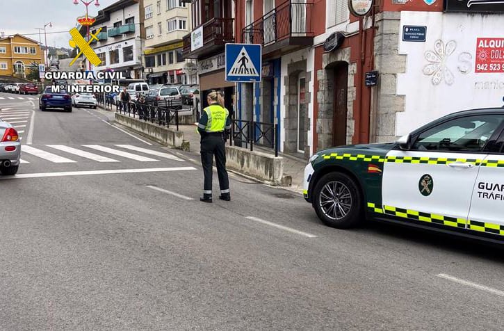 Agentes de la Guardia Civil trabajan en Solares, en el lugar del atropello.