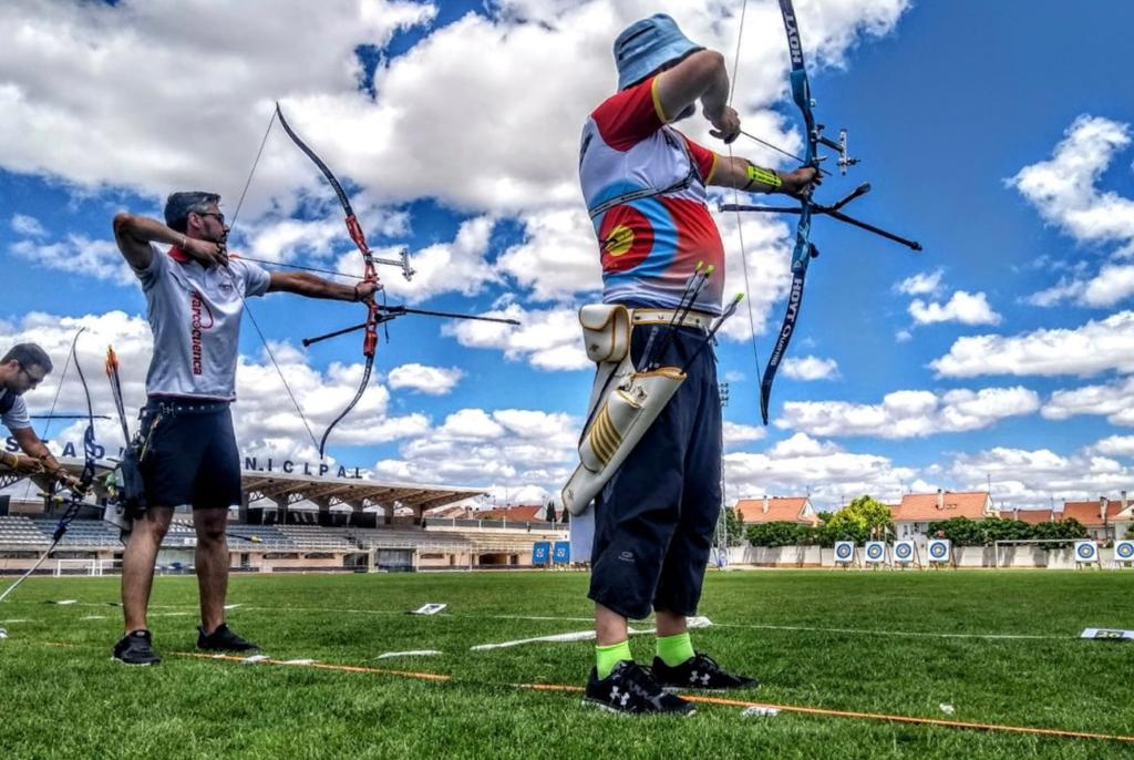 El tiro con arco tiene muchas modalidades: recurvo olímpico, arco desnudo, tradicional, arco de caza o longbow y el arco compuesto.