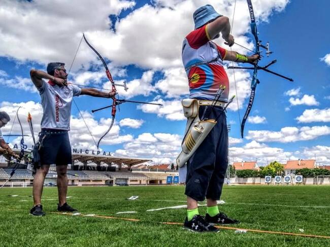 El tiro con arco tiene muchas modalidades: recurvo olímpico, arco desnudo, tradicional, arco de caza o longbow y el arco compuesto.