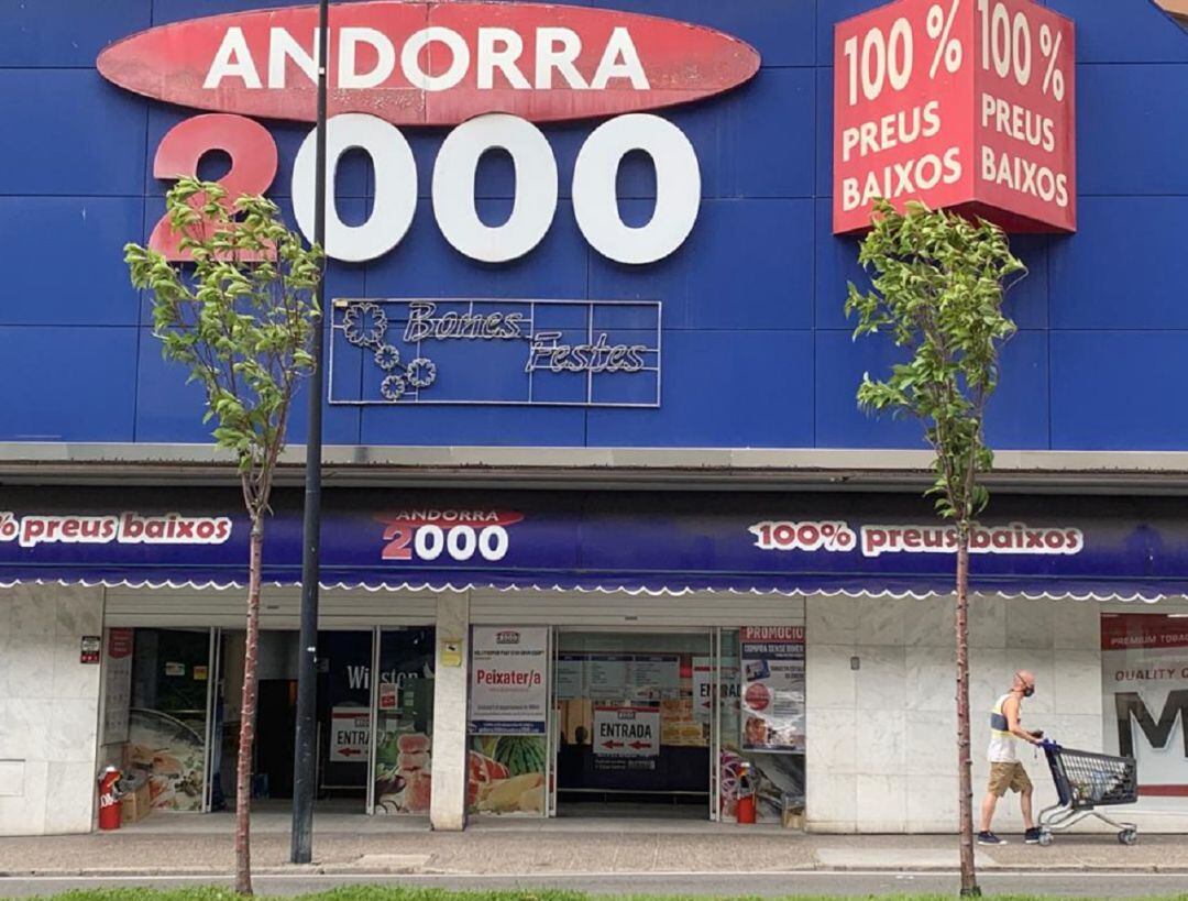 Vista exterior del centre comercial Andorra 2000.