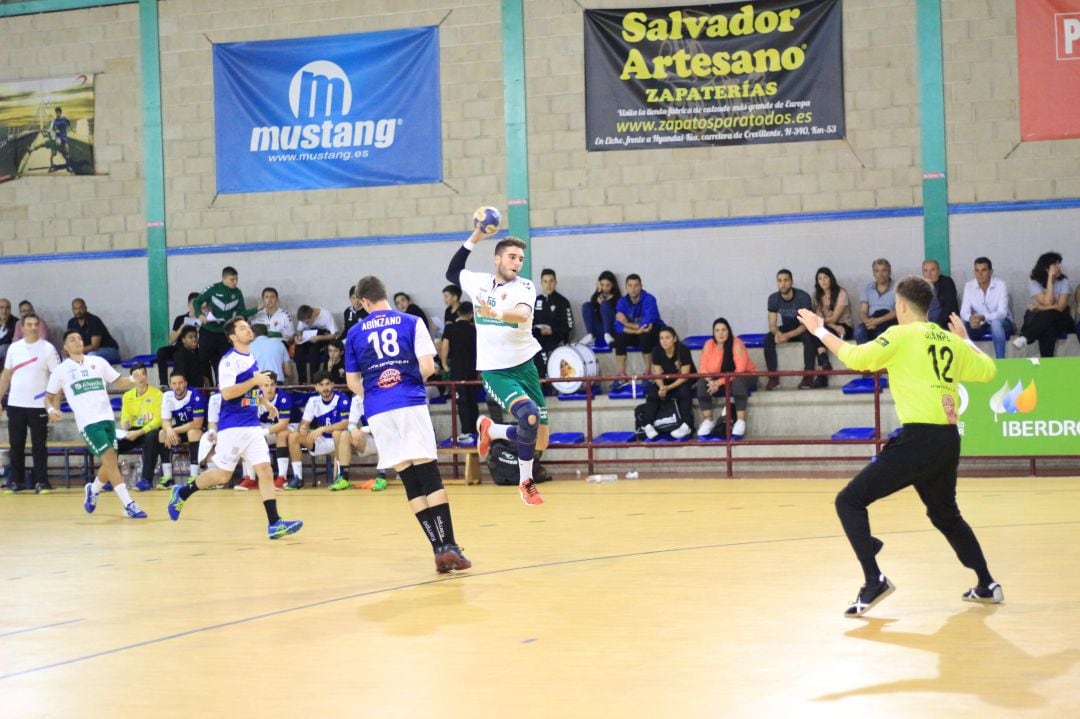 Uno de los ataques del Club Balonmano Elche ante el Benidorm