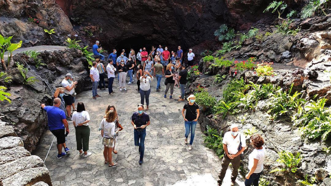 Agentes y operadores turísticos participado en la visita Insólita-Jameos del Agua.