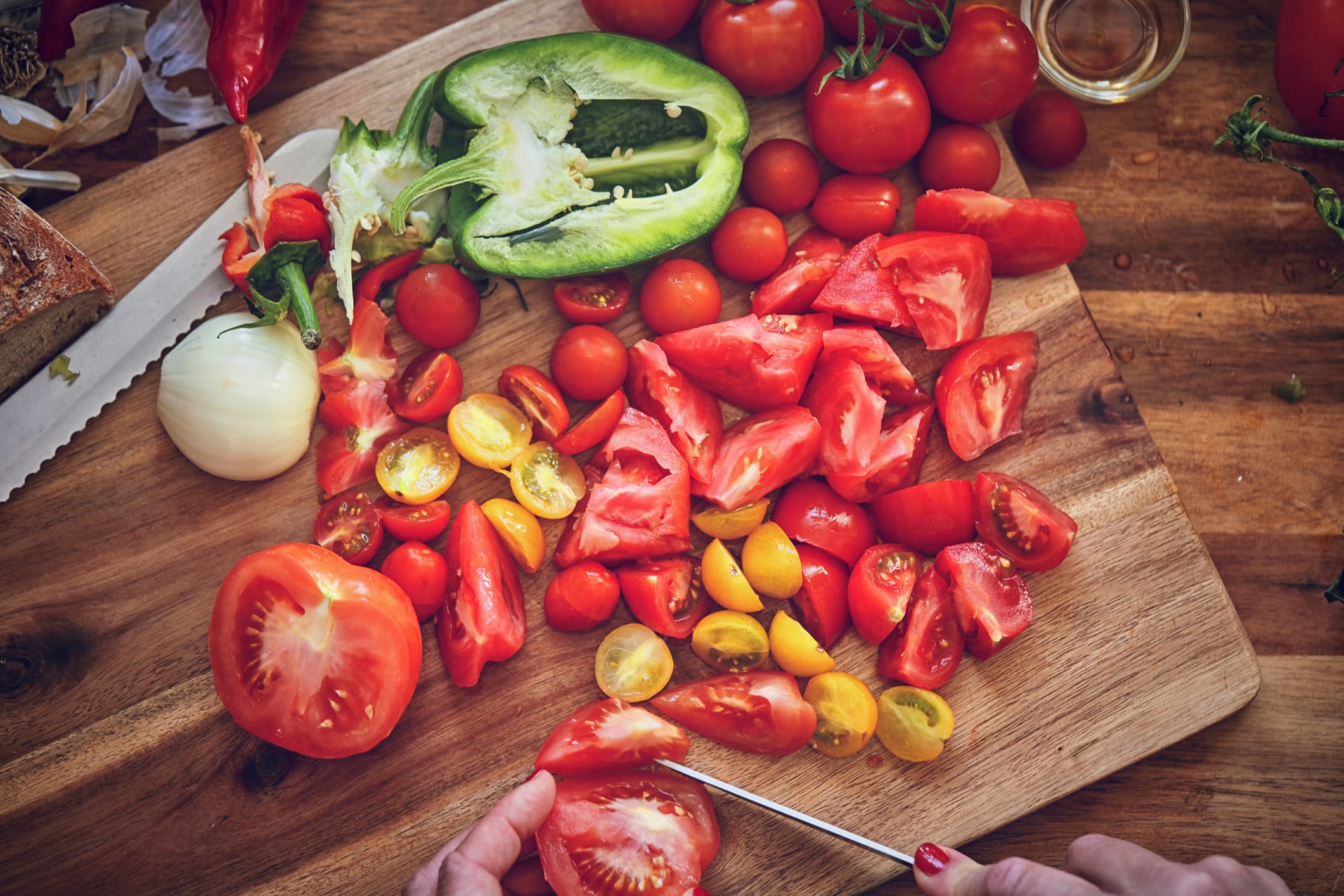 Prepararando un gazpacho en casa.