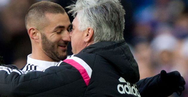 Benzema y Ancelotti se abrazan