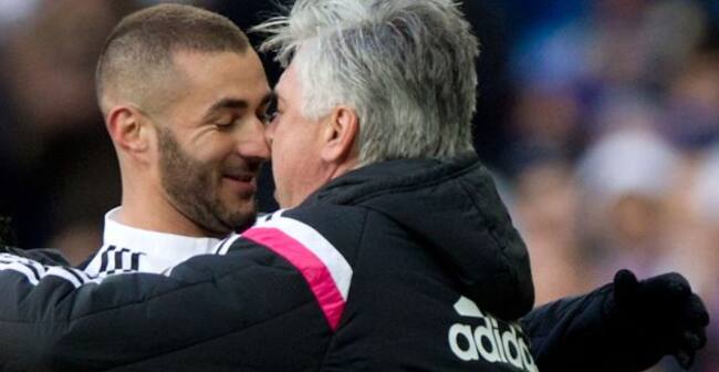 Benzema y Ancelotti se abrazan