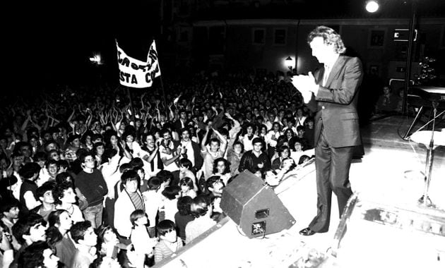 Concierto de José Luis Perales en la Plaza Mayor de Cuenca en 1983.