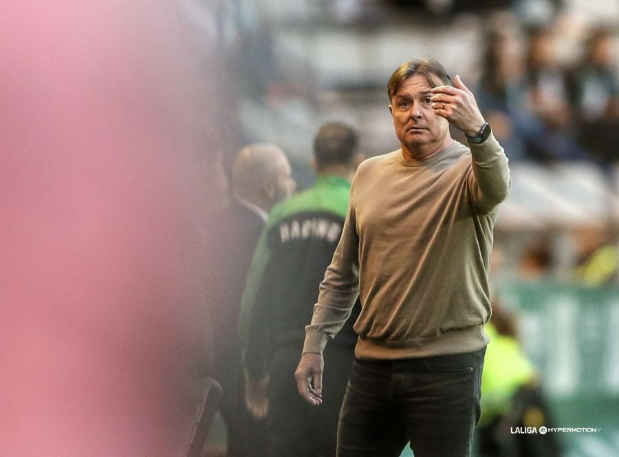 Cristóbal Parralo, en el banquillo de A Malata durante el Racing de Ferrol-Racing de Santander (foto: LaLiga Hypermotion)