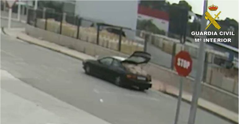 Para transportar el metal robado, utilizaban un deportivo pequeño de tres puertas