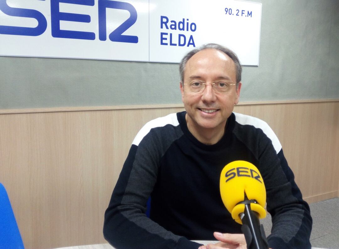 El Dr. Esteve en el estudio de Radio Elda