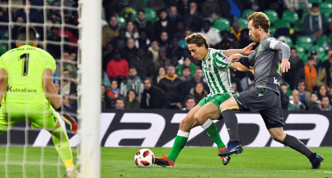 Zurutuza tapa un ataque del ex realista Sergio Canales en el Villamarín