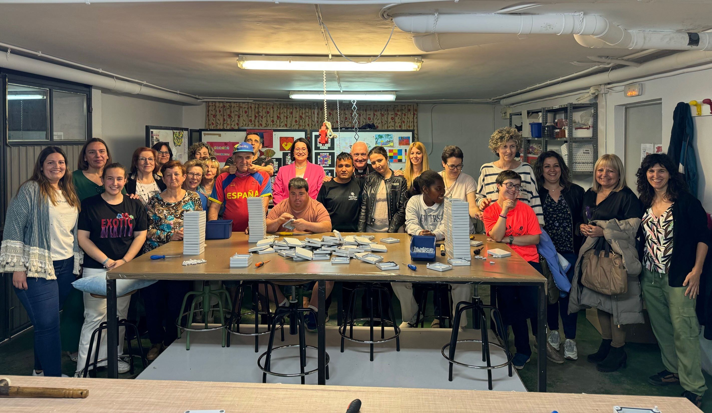 Foto de familia del acto central del 25 aniversario del Centro Ocupacional Nazaret: Foto: Ayuntamiento de Binéfar