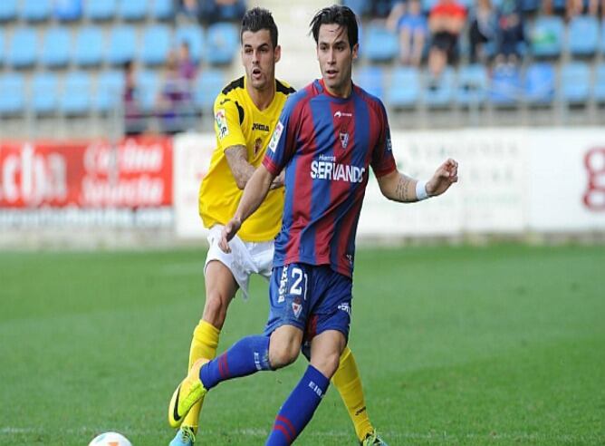 Jota Peleteiro en plena faena en Ipurua