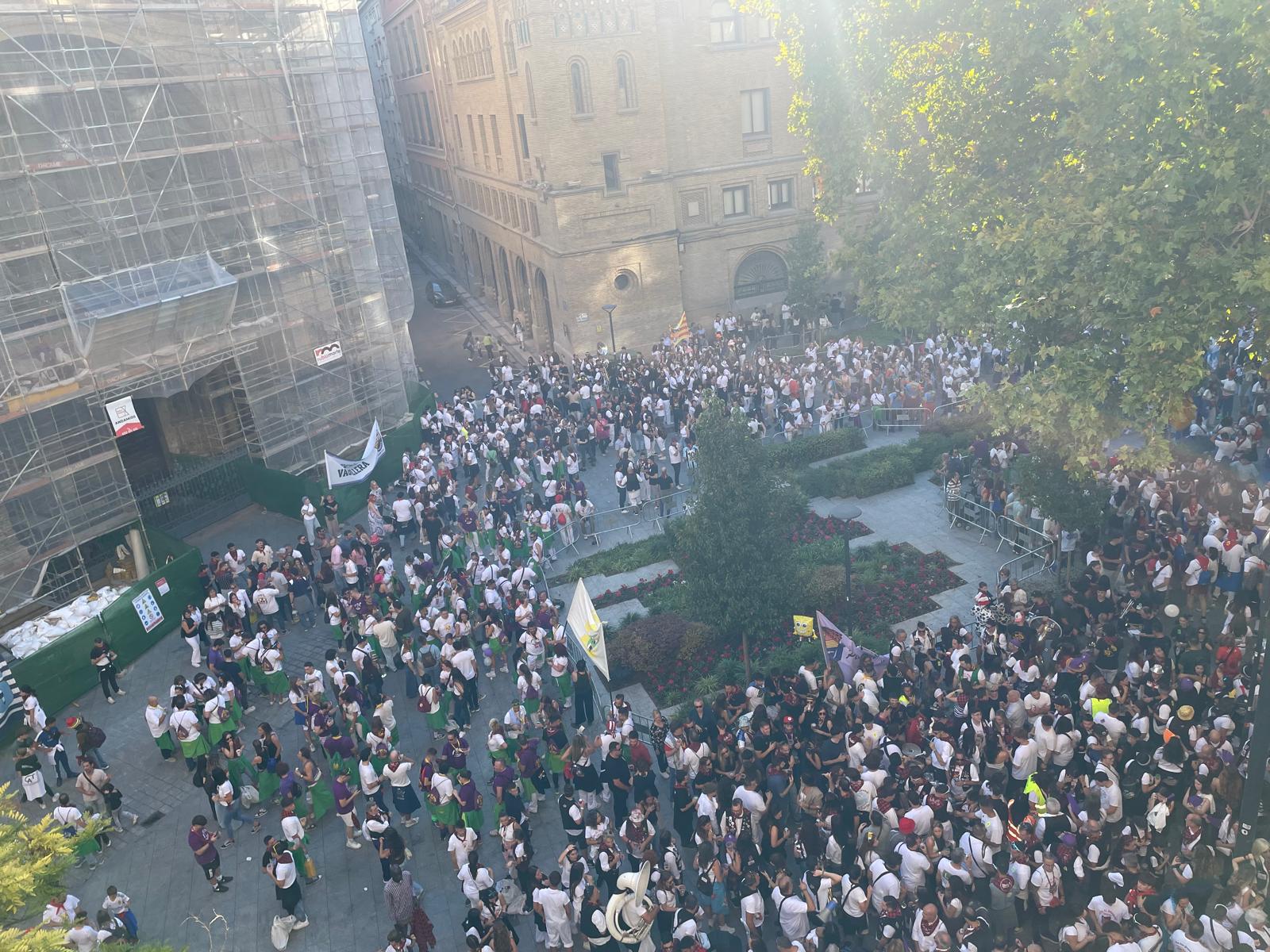 Los peñistas en la calle en el arranque de las fiestas del Pilar.