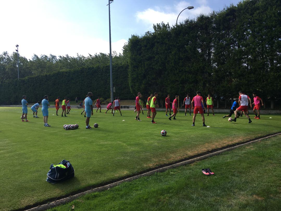 Los jugadores de la SD Compostela hacen ejercicios con el balón en el primer día de entrenenamientos de la pretemporada