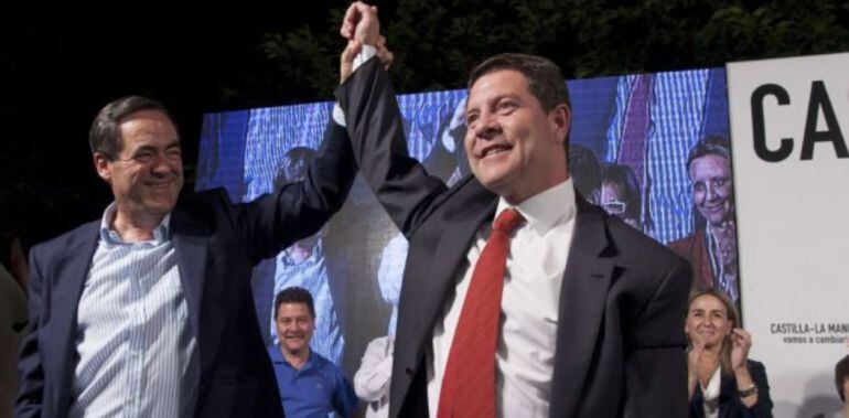 Emiliano García Page celebra su victoria junto a José Bono en la noche del 24 de mayo de 2015