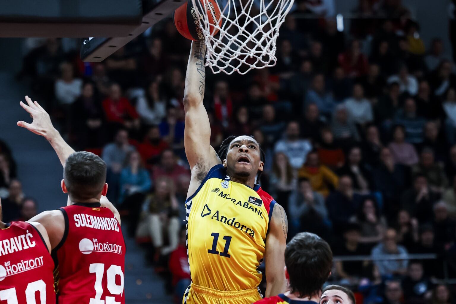 Stan Okoye serà novament baixa per una fractura al dit polze de la mà dreta.