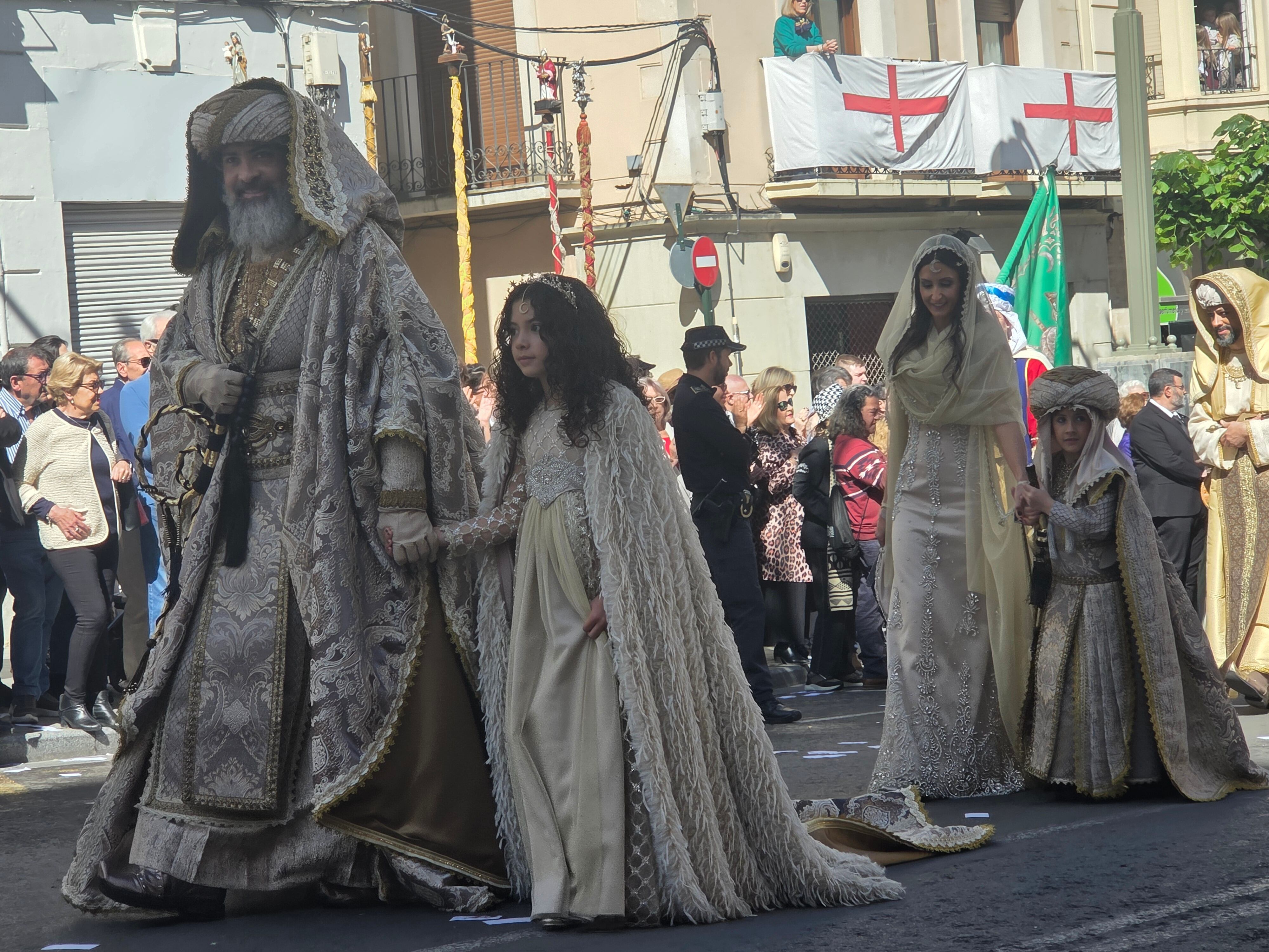 Miguel Espí, con su familia, alférez moro de la Filà Realistes