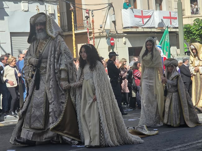 Miguel Espí, con su familia, alférez moro de la Filà Realistes