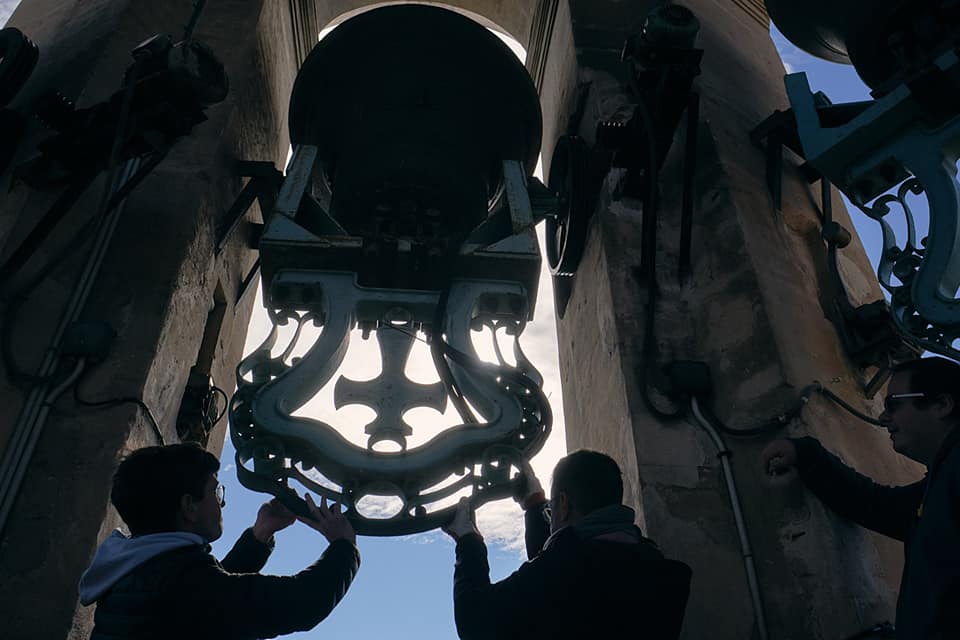 Miembros de la Colla de Campaners d'Alcoi tocando manualmente una de las campanas de la iglesia de Santa María.