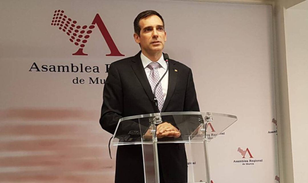 El portavoz de Vox, Juan José Liarte  en una comparecencia en la Asanblea regional