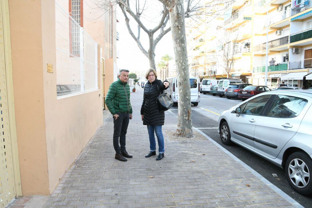 El alcalde José Chulvi y la concejala de Urbanismo, Isabel Bolufer comprueban el resultado de las obras en la avenida París.