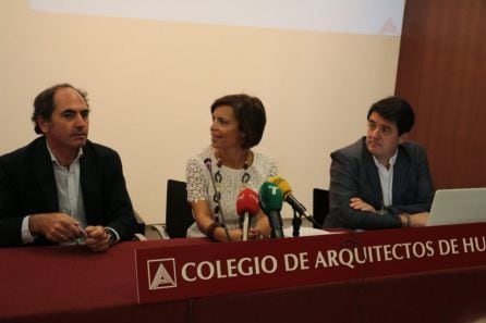 Miguel Ángel Esteve, nuevo decano del Colegio de Arquitectos de Huelva (primero por la izquierda)