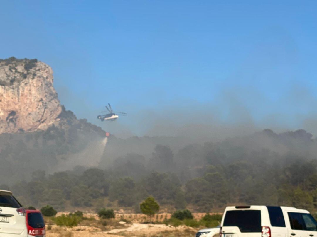 Las dotaciones aéreas trabajan para extinguir el incendio en Monóvar 