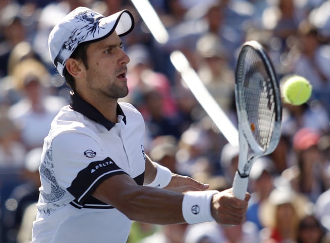 El serbio ataca una pelota con la intención de volear en su partido contra Mardy Fish