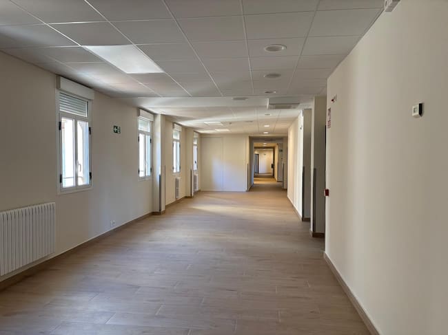 Gran sala en la Unidad de convivencia de la Residencia Sagrada Familia