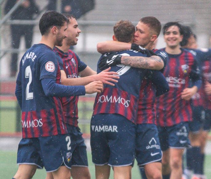 El Huesca B celebra uno de los tres goles de Diego Aznar